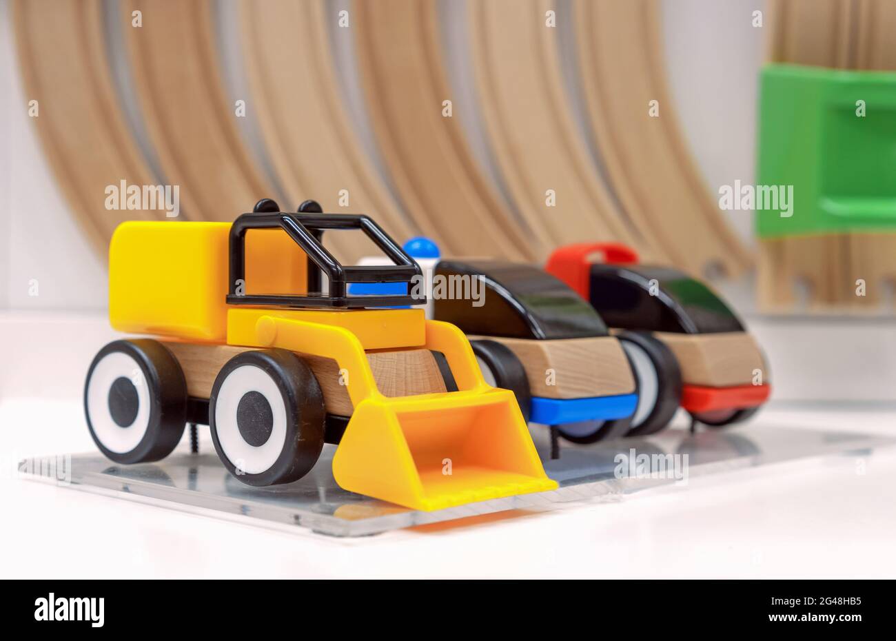 Bulldozer giocattolo in legno per bambini. Giocattoli ecologici per bambini. Foto Stock