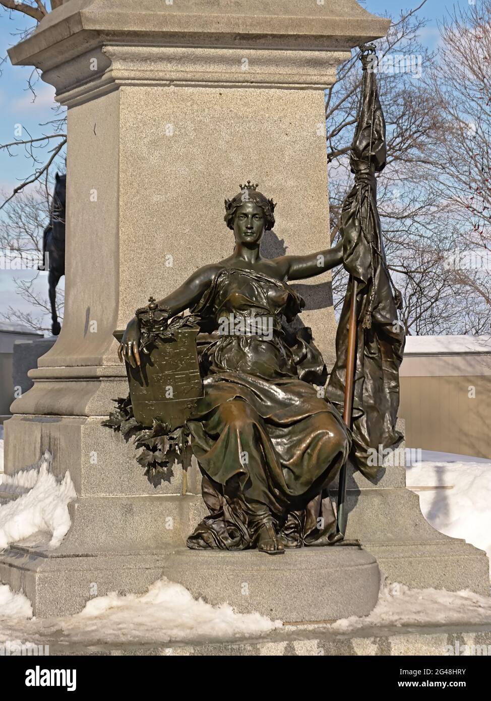 Statua in bronzo di una donna incoronata che tiene uno scudo circondato da foglie d'acero e una bandiera, trovato sulla collina del Parlamento, Ottawa, capitale del Canada Foto Stock