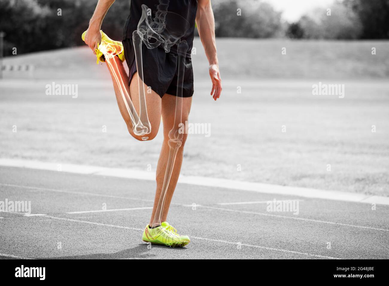 Le ossa evidenziate dell'atleta che si allunga sulla pista da corsa Foto Stock