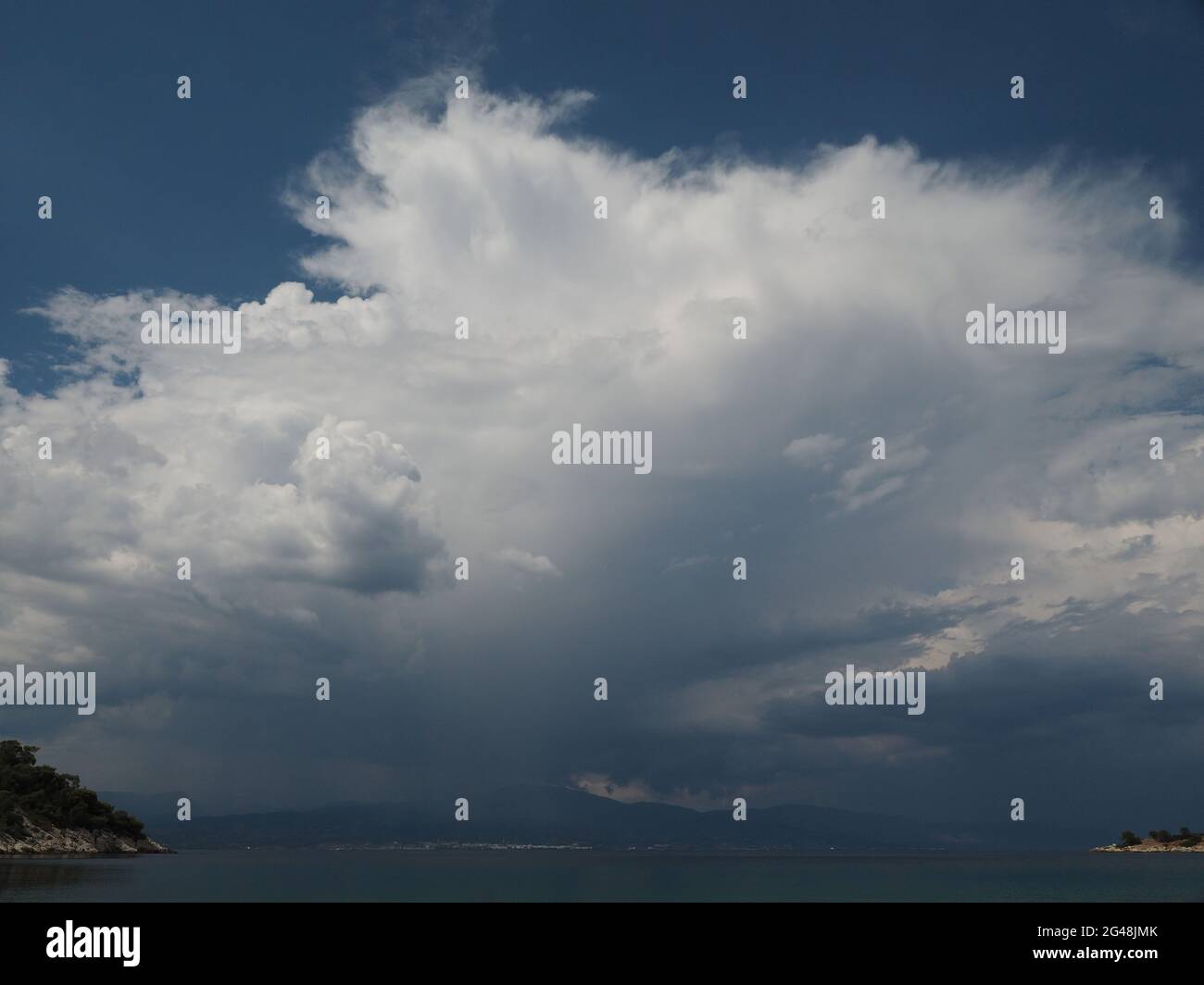 Cumulonimbi tempesta nuvole e pioggia in avvicinamento dalla Grecia continentale. Preso in giugno dal Peloponneso, Grecia Foto Stock Cumulonimbi tempesta nuvole e pioggia in avvicinamento dalla Grecia continentale. Preso in giugno dal Peloponneso, Grecia Foto Stock