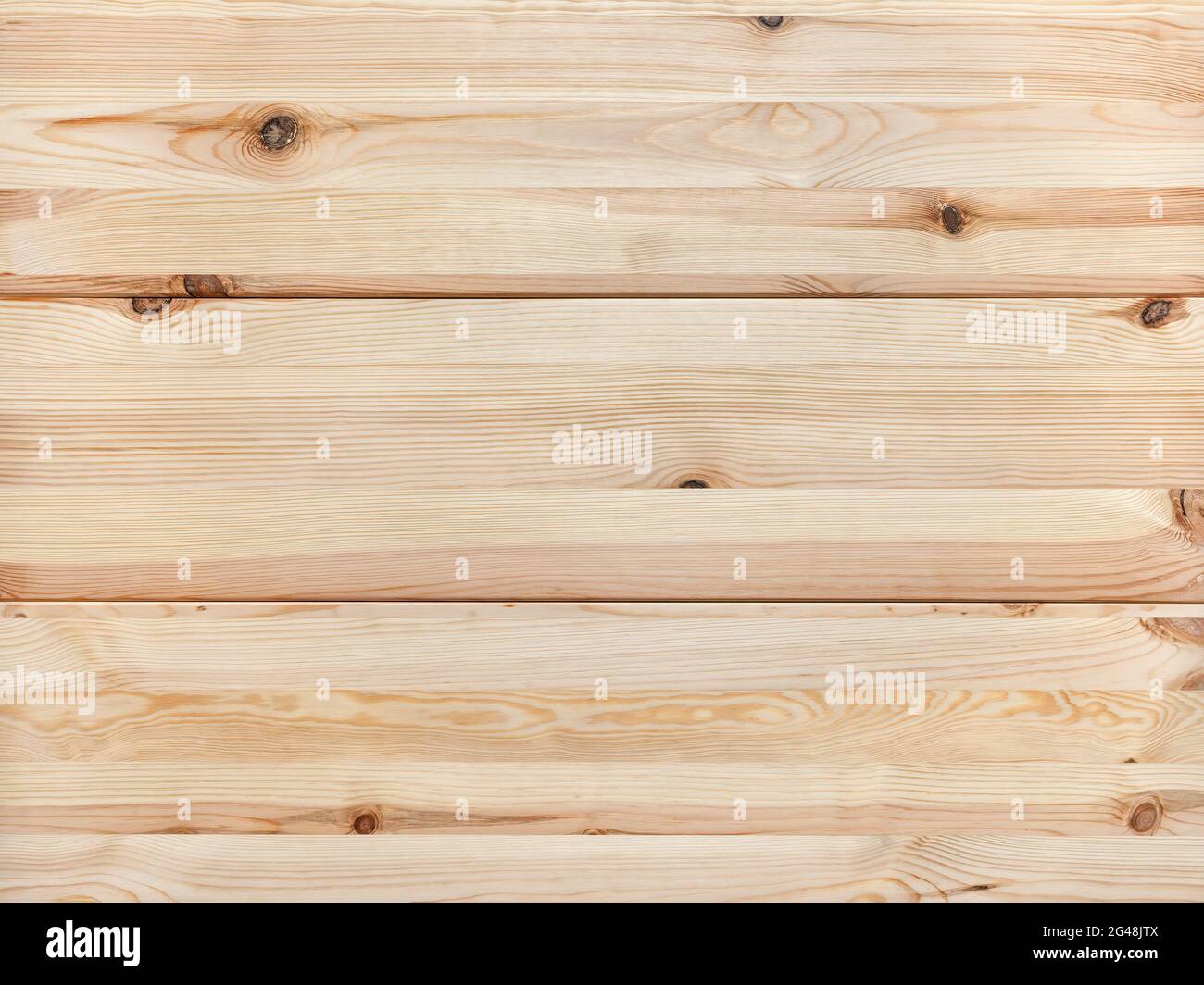 Struttura di nuove tavole di legno con nodi marroni. Sfondo di tavole orizzontali di pino di colore naturale. Superficie liscia di rustico piano di legno Foto Stock
