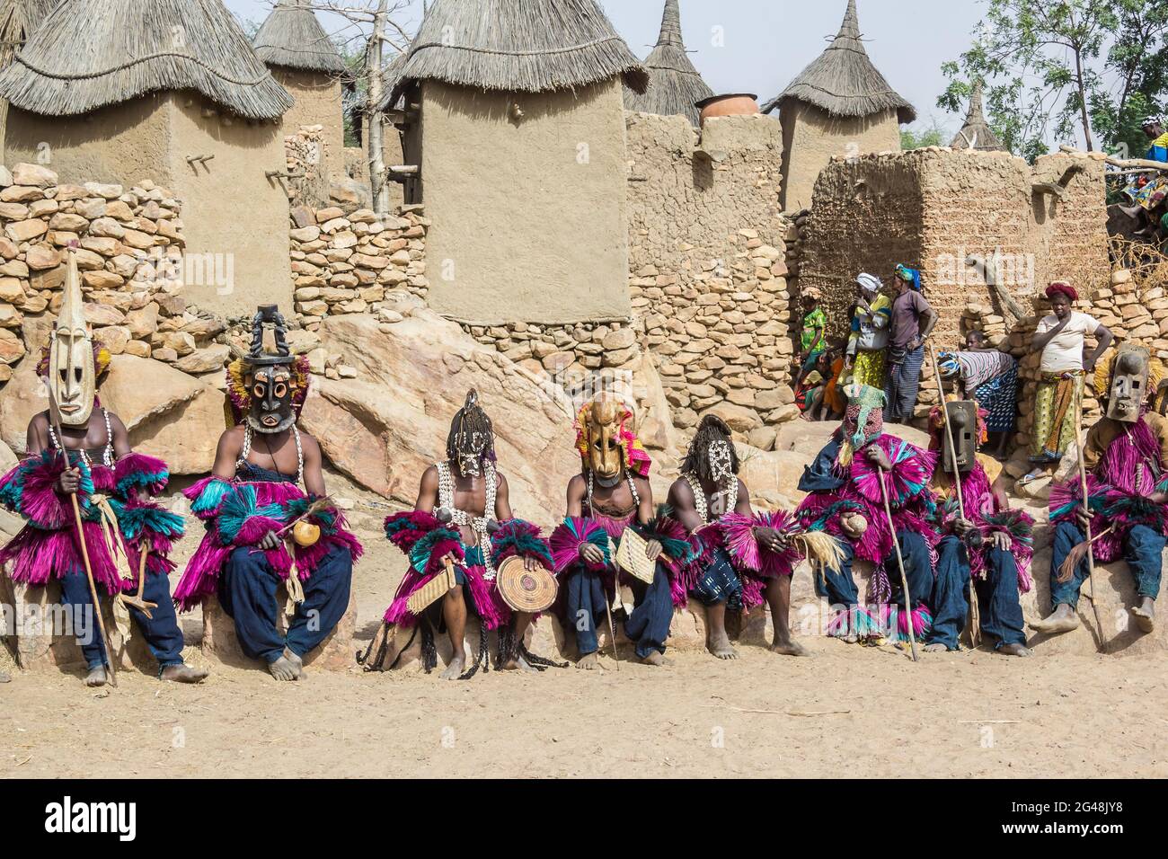 Ballerini Dogon che eseguono il rituale dama indossando maschere Kanaga, Mali Foto Stock