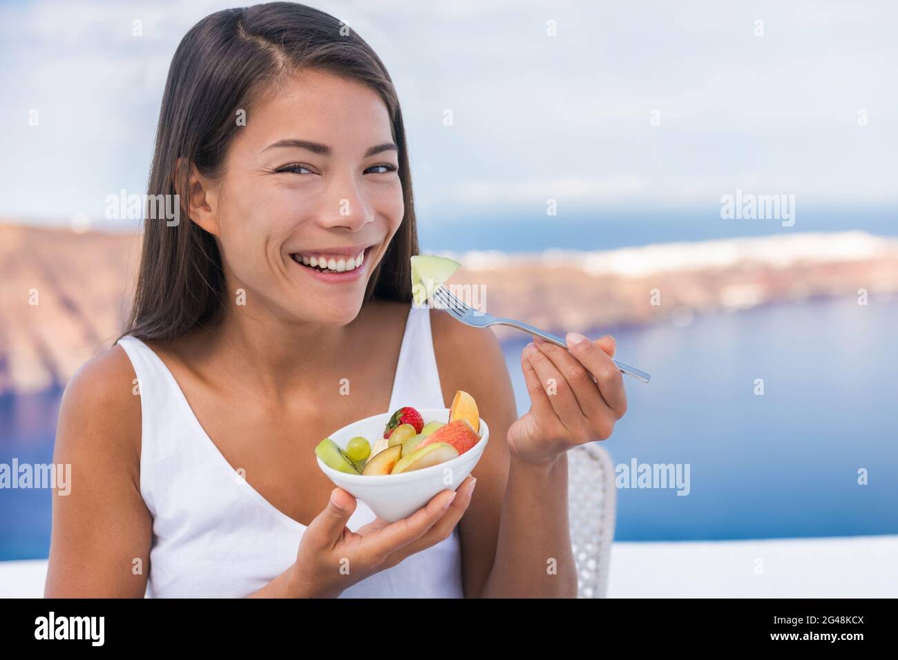Alimentazione sana donna mangiare frutta perdita di peso dieta Foto Stock