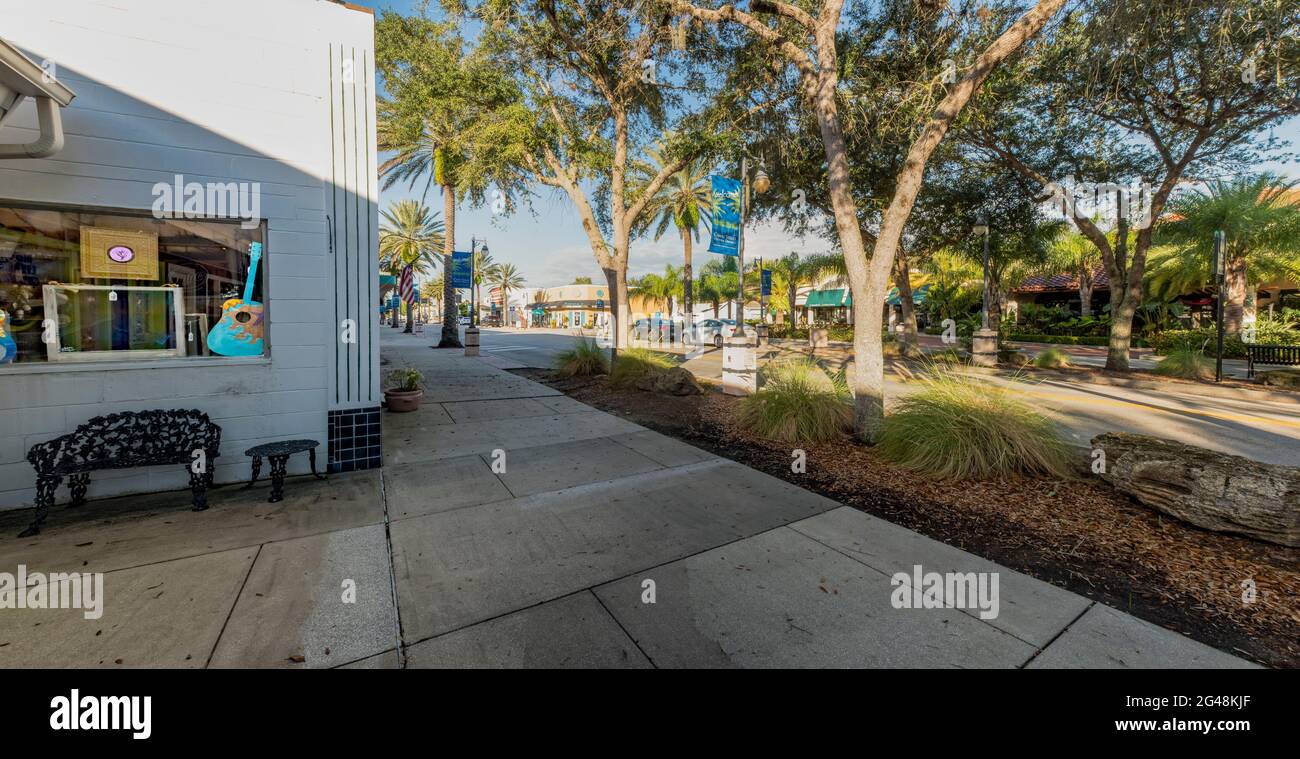 Scena di strada della pittoresca cittadina della Florida di New Smyrna Beach. Foto Stock