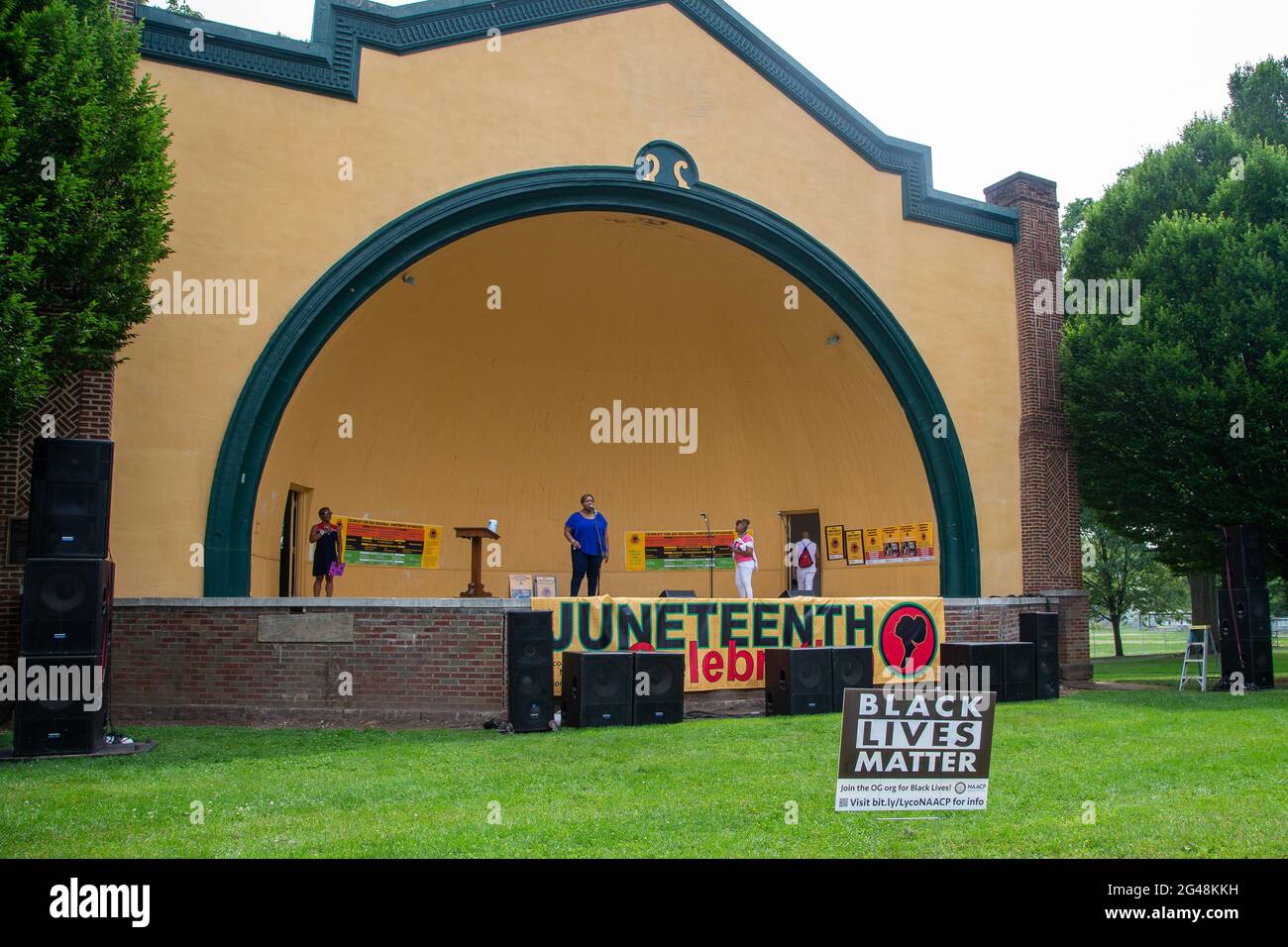 Williamsport, Stati Uniti. 19 giugno 2021. Una donna canta "Lift Every Voice and Sing" durante la celebrazione del 19 giugno 2021 al Brandon Park di Williamsport, Pennsylvania. (Foto di Paul Weaver/Sipa USA) Credit: Sipa USA/Alamy Live News Foto Stock