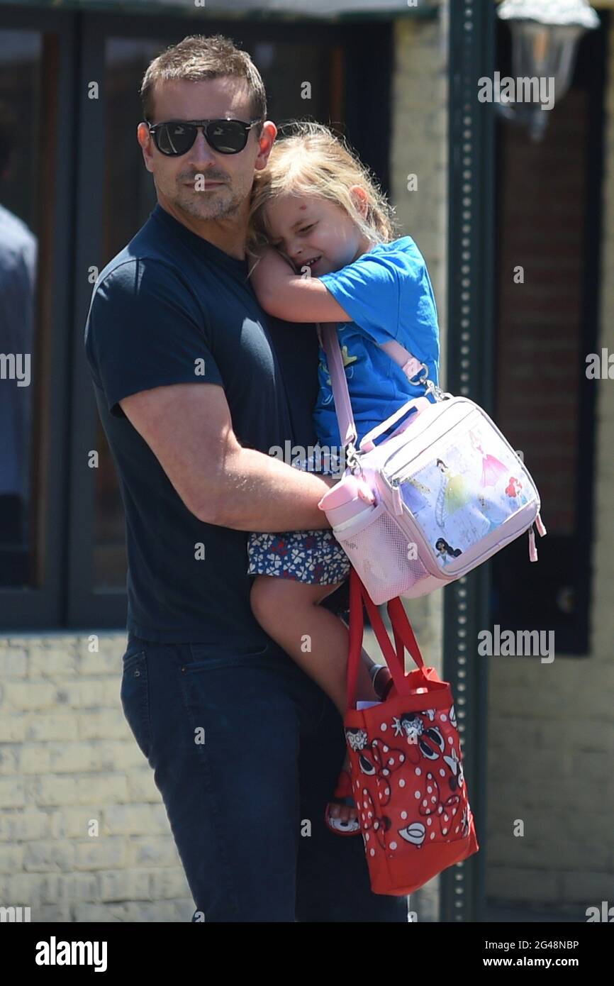 New York, NY, Stati Uniti. 18 Giugno 2021. Bradley Cooper, Lea De Seine Shayk Cooper e circa per Celebrity Candids - VEN, New York, NY 18 giugno 2021. Credit: Kristin Callahan/Everett Collection/Alamy Live News Foto Stock