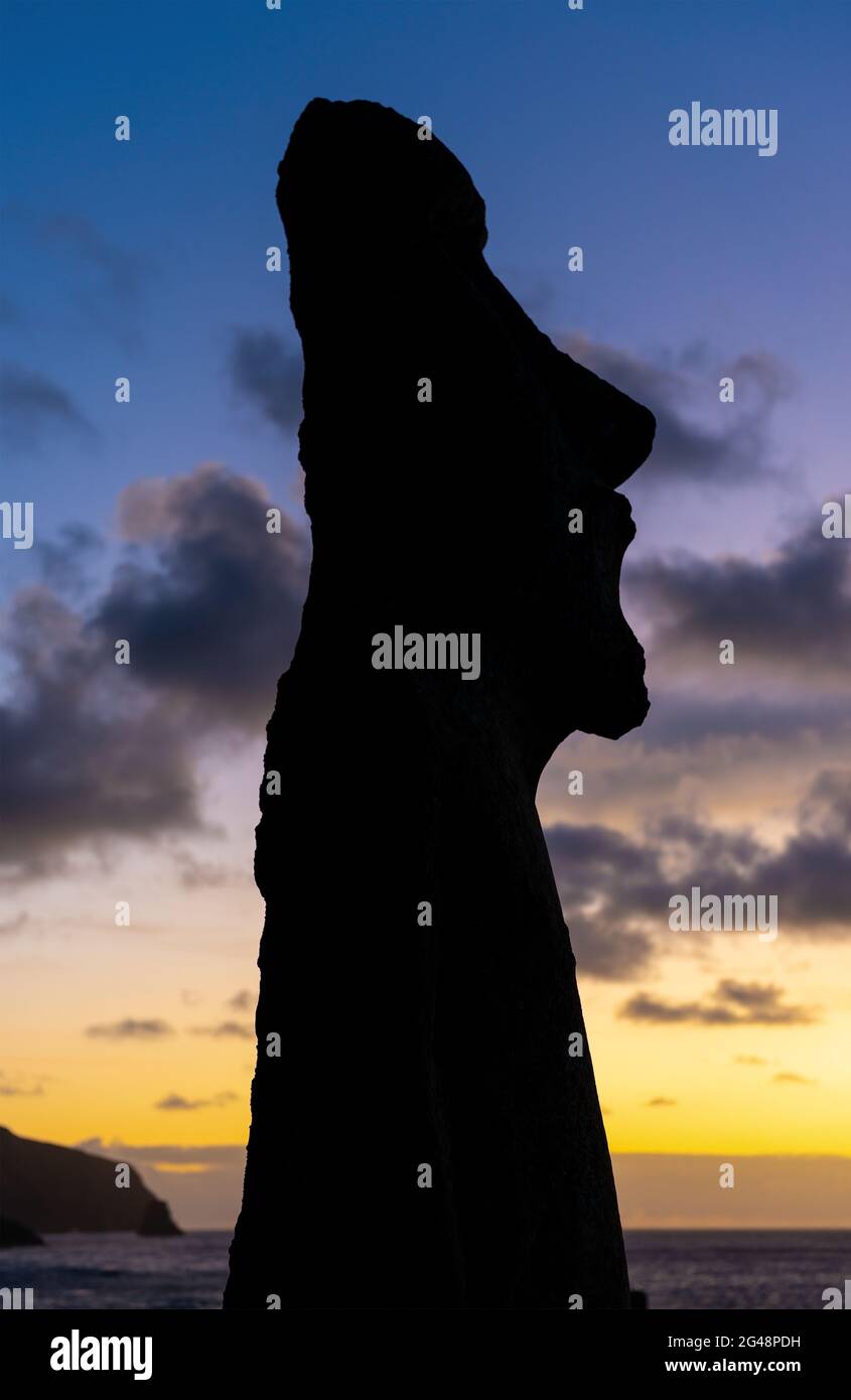 Moai statua silhouette all'alba, AHU Tongariki, Rapa Nui, Cile. Foto Stock