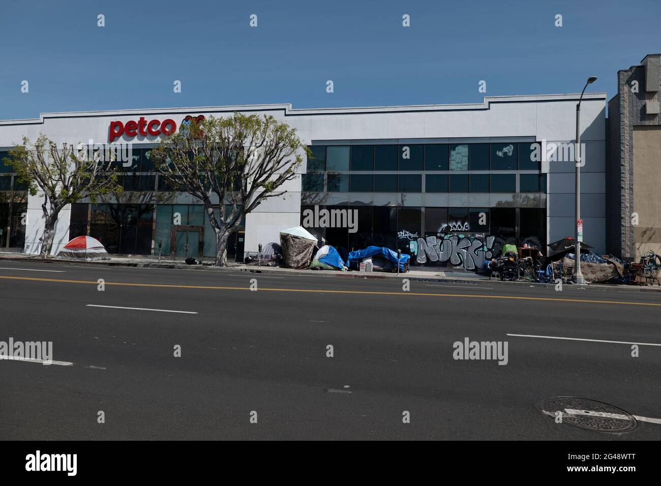 Los Angeles, CA USA - 16 marzo 2021: Accampamento senza tetto di fronte a un Petco Store a Los Angeles Foto Stock