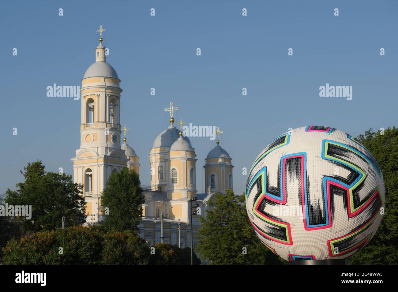 Pallone ufficiale del campionato europeo di calcio UEFA EURO 2020 a San Pietroburgo, Russia contro la cattedrale di San Vladimir Foto Stock