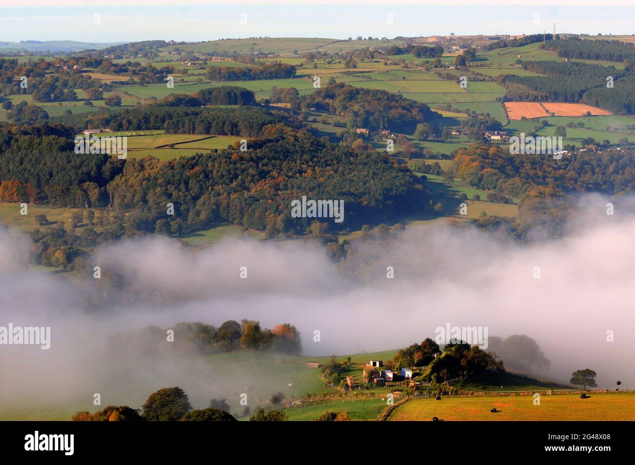 Vista del quartiere Peak del Derbyshire dal Sherwood Foresters Memorial a Crich. Immagine mike Walker, 2010 Foto Stock