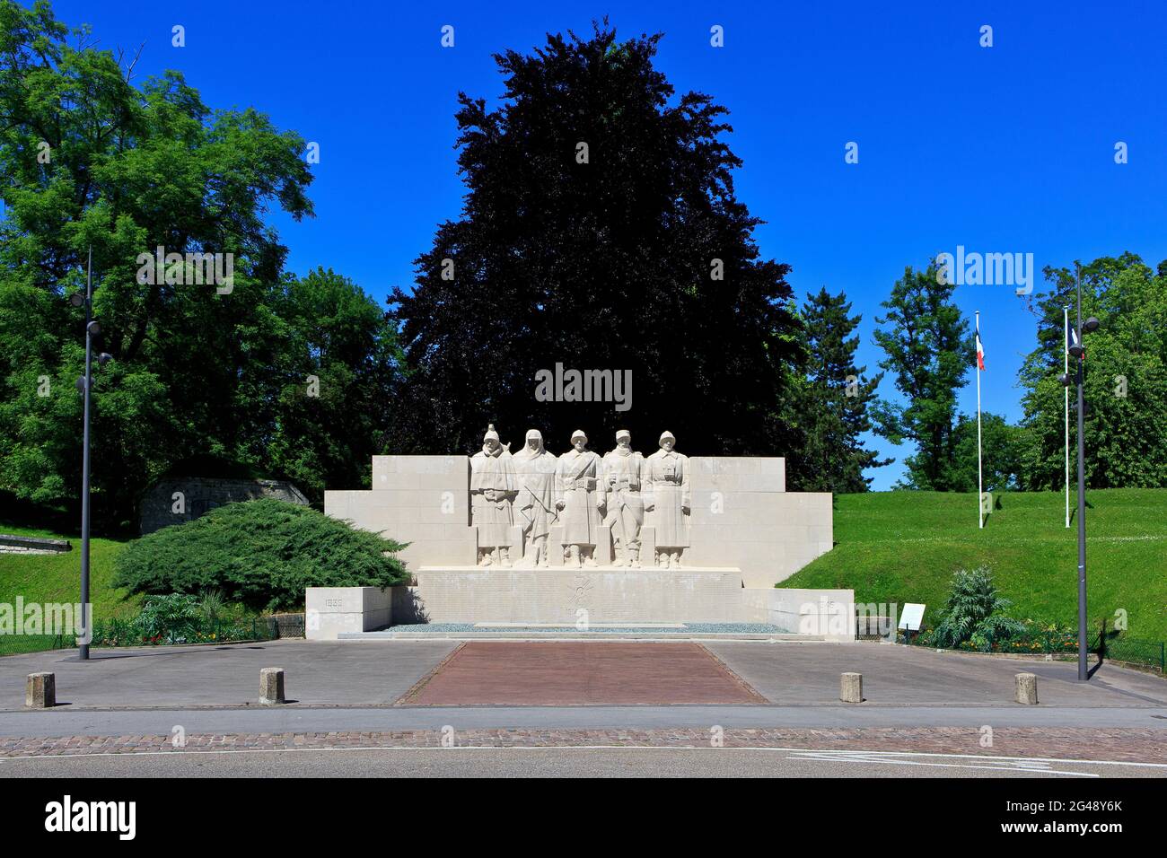 Verdun War Memorial (1914-1918) che rappresenta i diversi corpi dell'esercito francese a Verdun (Mosa), in Francia, in una bella giornata di primavera Foto Stock