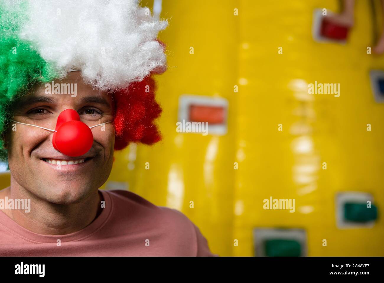 Ritratto di uomo che indossa il naso di clown Foto Stock