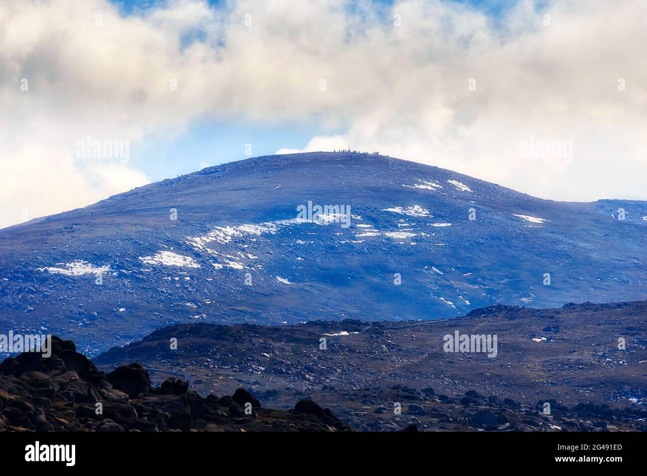 Cima del monte Kosciuszko nelle Snowy Mountains dell'Australia - il più alto pelo del continente. Foto Stock