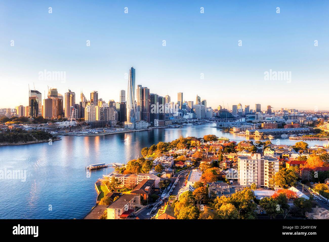 Balmain, sobborgo residenziale della citta' interna sul porto di Sydney attraverso le torri urbane barangaroo - vista aerea. Foto Stock