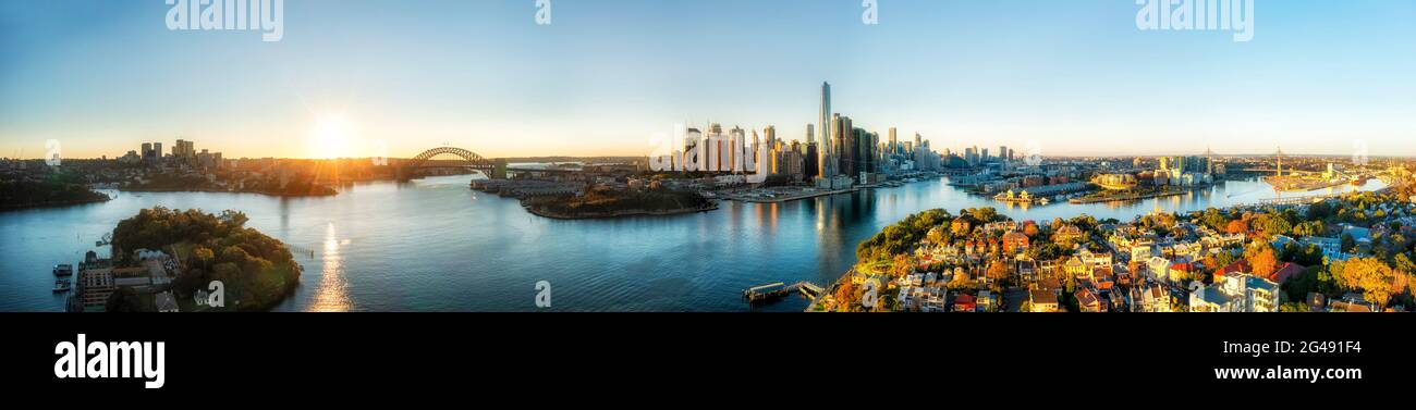 Ponte dell'Anzac a North Sydney e ponte del porto in un ampio panorama aereo della città di Sydney all'alba. Foto Stock