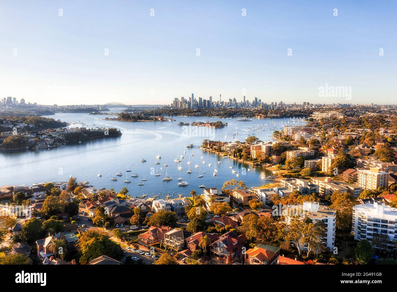 Baia sul fiume Parramatta vicino Drummoyne sobborgo residenziale di Inner West nella città di Sydney - vista aerea verso il CBD. Foto Stock