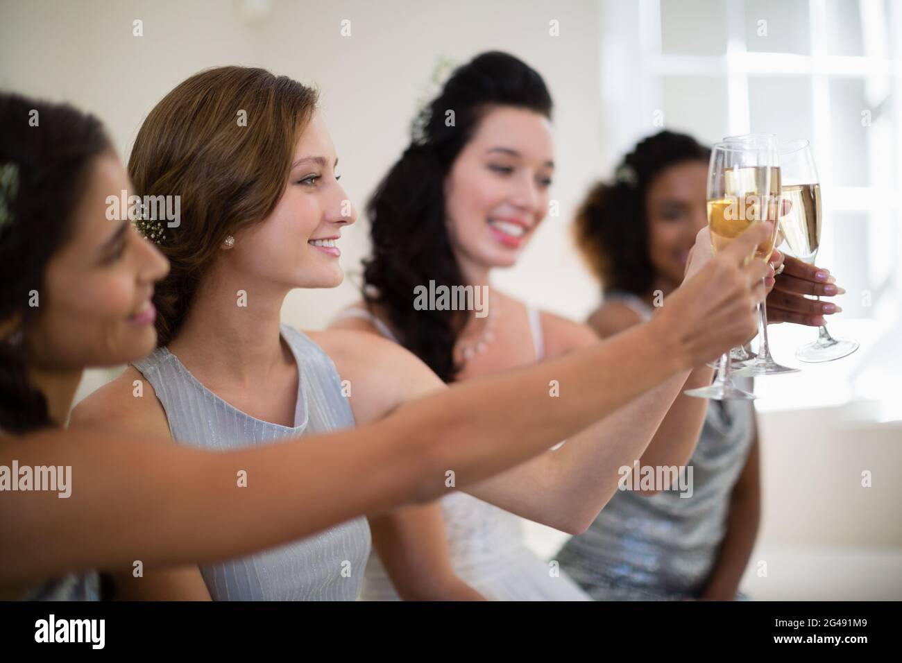 Bride e bridesmaid tostando champagne Foto Stock