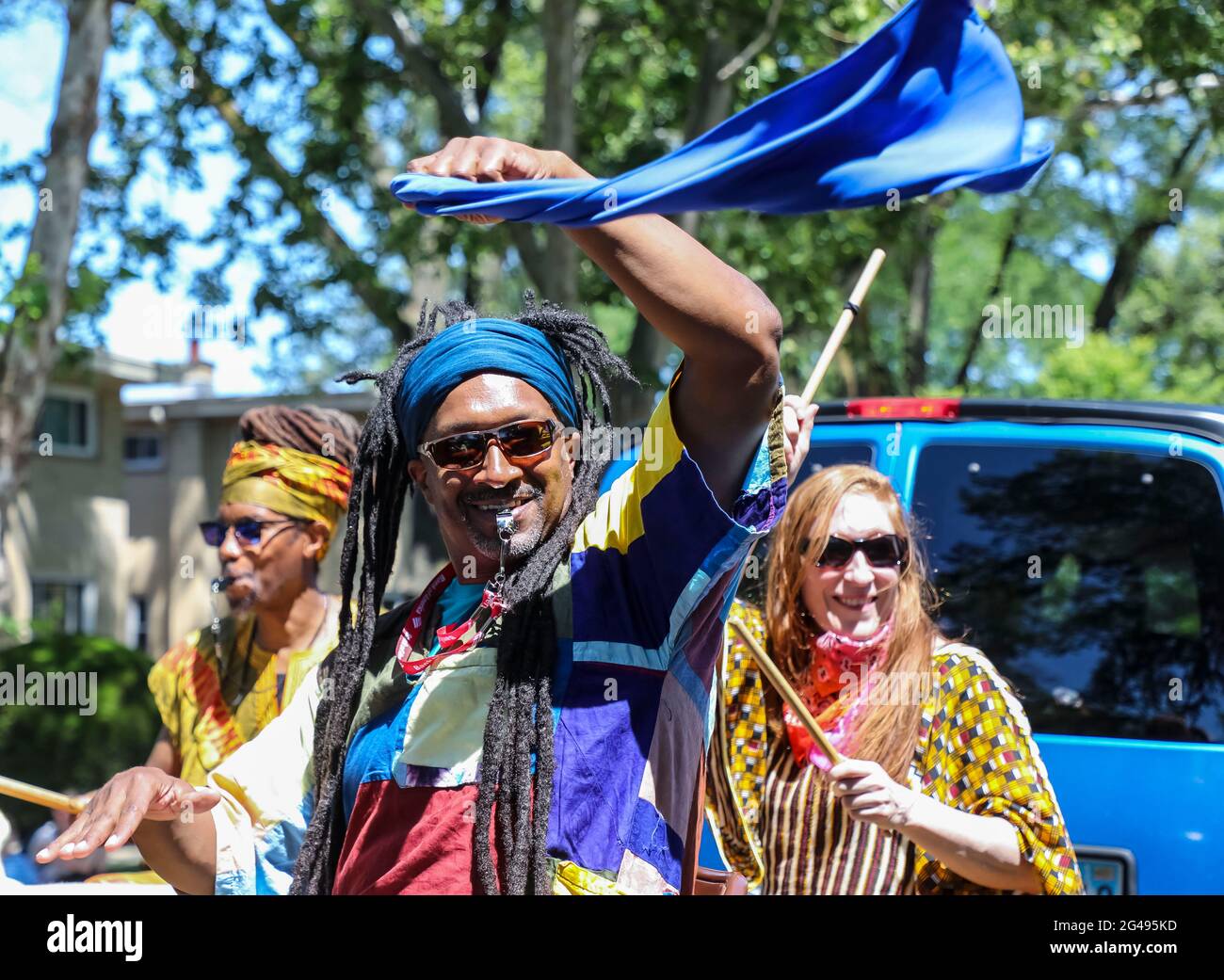 (210619) -- EVANSTON (Stati Uniti), 19 giugno 2021 (Xinhua) -- i membri di una band di percussioni si esibiscono durante una celebrazione annuale di Juneteicento a Evanston, Illinois, Stati Uniti, il 19 giugno 2021. Il presidente degli Stati Uniti Joe Biden il giovedì ha firmato in legge un disegno di legge che rende Juneteicenty una festa federale che commemora la fine della schiavitù nella nazione. Celebrata il 19 giugno, la festa segna il giorno del 1865, quando il maggiore Generale dell'Unione Gordon Granger ha emesso l'Ordine Generale No. 3 a Galveston, Texas, emancipando le restanti persone schiavate nello stato. Per gli americani asserviti in Texas, la libertà è arrivata due e un hal Foto Stock