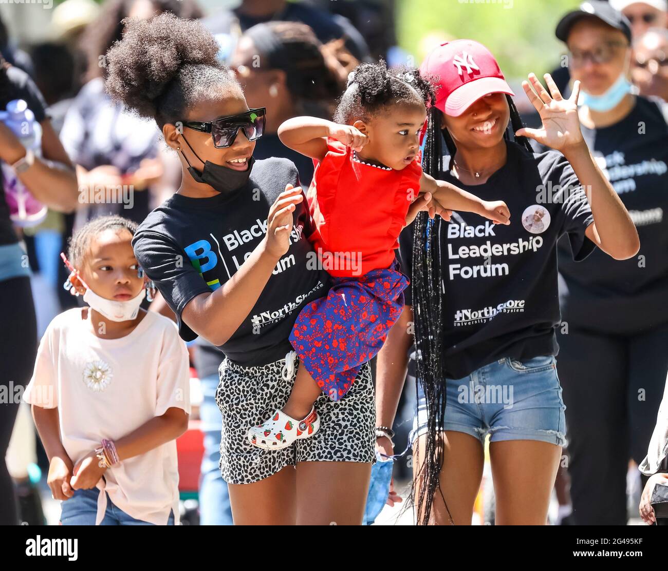 (210619) -- EVANSTON (USA), 19 giugno 2021 (Xinhua) -- la gente marcia durante una celebrazione annuale di Juneteicenth a Evanston, Illinois, gli Stati Uniti, il 19 giugno 2021. Il presidente degli Stati Uniti Joe Biden il giovedì ha firmato in legge un disegno di legge che rende Juneteicenty una festa federale che commemora la fine della schiavitù nella nazione. Celebrata il 19 giugno, la festa segna il giorno del 1865, quando il maggiore Generale dell'Unione Gordon Granger ha emesso l'Ordine Generale No. 3 a Galveston, Texas, emancipando le restanti persone schiavate nello stato. Per gli americani asserviti in Texas, la libertà è arrivata due anni e mezzo dopo il presidente Foto Stock