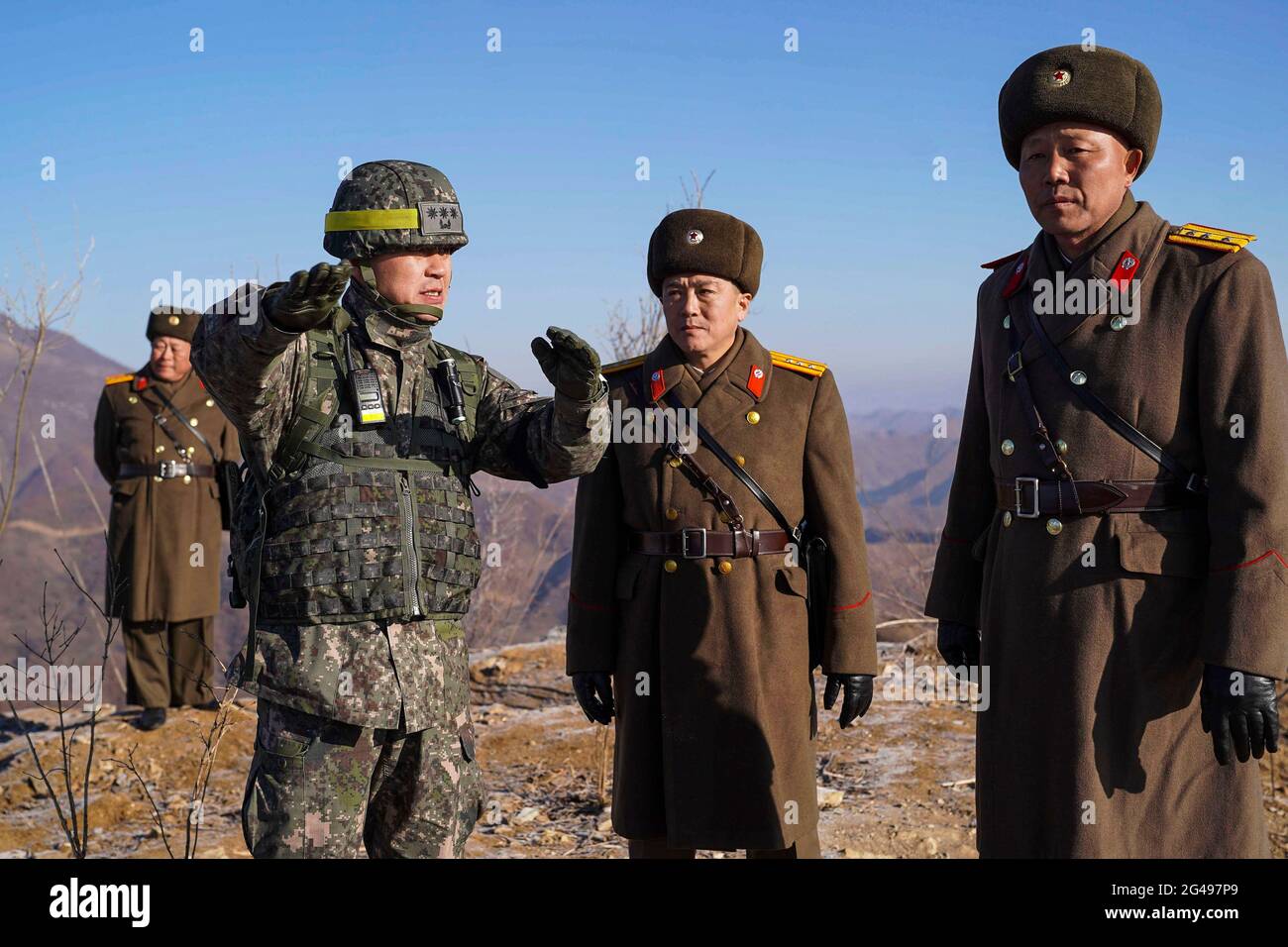 Dicembre 12, 2018-Cheorwon, Corea del Sud-in questa foto, fornita dal ministero della difesa della Corea del Sud, Corea del Sud e Corea del Nord ha completato un processo di un giorno per verificare il loro recente lavoro per ritirare alcuni posti di guardia (GPS) dalla zona demilitarizzata (DMZ), le autorità di difesa di Seul ha detto Mercoledì. Il Ministero della Difesa Nazionale ha detto in un messaggio di testo ai giornalisti che gli ispettori del Nord hanno terminato il loro lavoro sul lato meridionale della DMZ e attraversato la linea di demarcazione militare per tornare a casa intorno alle 16:53 Seoul e Pyongyang inizialmente hanno accettato di demolire 11 GPS ciascuno in La DMZ ma deciso in ritardo Foto Stock