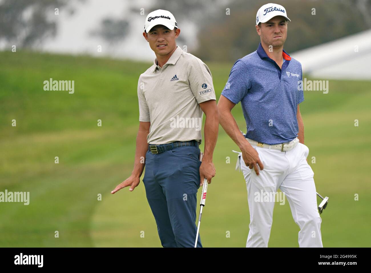 San Diego, Stati Uniti. 19 giugno 2021. Collin Morikawa, a sinistra, e Justin Thomas degli Stati Uniti, hanno fatto il loro spari sul secondo green durante il terzo round al 121esimo US Open Championship al campo da golf Torrey Pines di San Diego, California, sabato 19 giugno 2021. Foto di Richard Ellis/UPI Credit: UPI/Alamy Live News Foto Stock