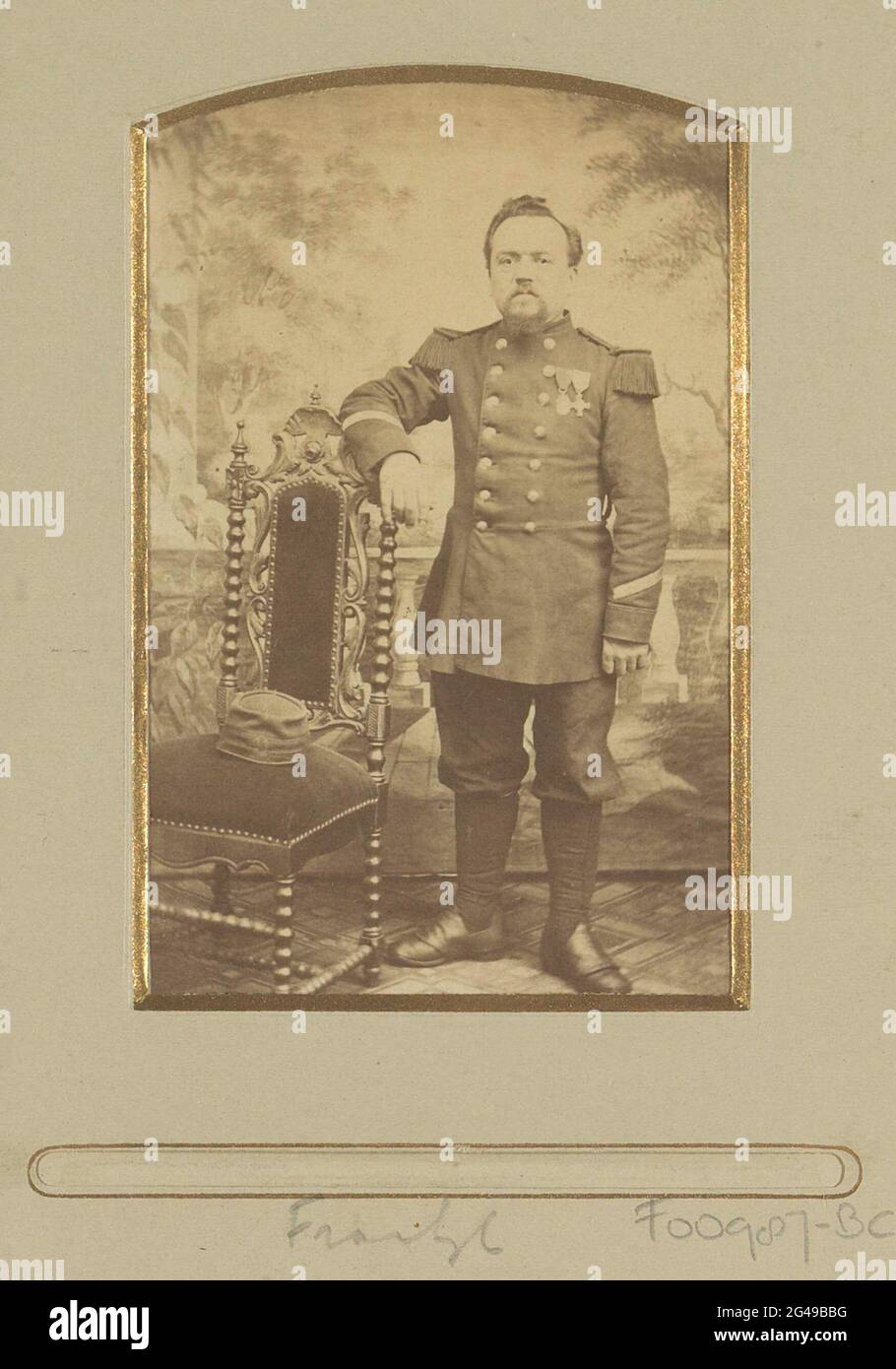 Ritratto di un (presumibilmente) soldato tedesco, in piedi accanto ad una sedia. Parte dell'album con cartes-de-vivisite e cabinet foto di soldati in uniforme. Foto Stock