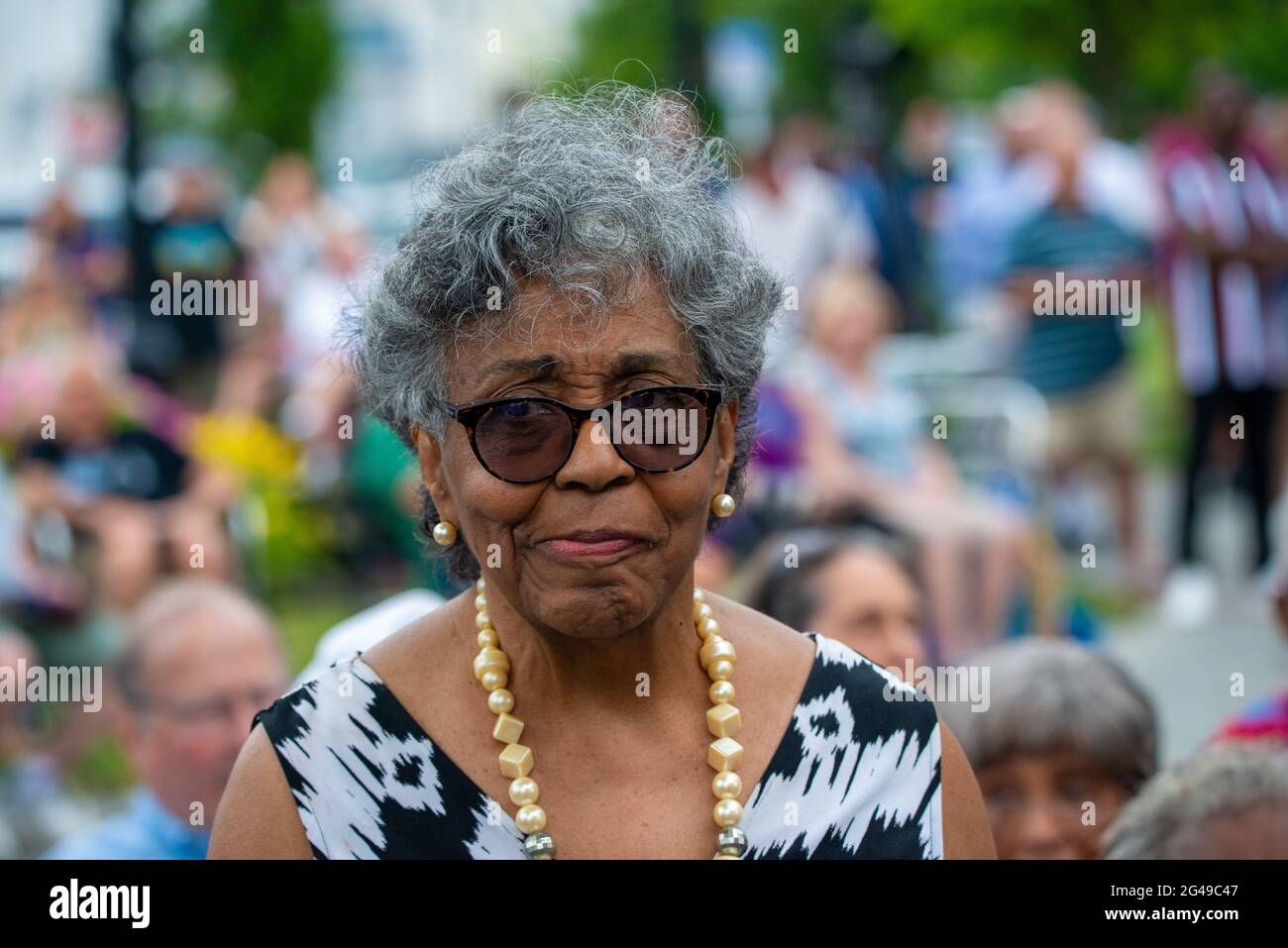 Cape May, Stati Uniti. 19 giugno 2021. La signora Carolyn Davis, la cui famiglia è stata l'ultima a vivere nella Howell House come canonica fino alla metà degli anni '80, E la signora Davis prestò parti della vasta collezione del reverendo Davis all'Harriet Tubman Museum per una serie di sue mostre, parla la folla sabato 19 giugno 2021 durante la grande celebrazione di apertura dell'Harriet Tubman al Rotary Park a Cape May, New Jersey. ( Credit: William Thomas Cain/Alamy Live News Foto Stock