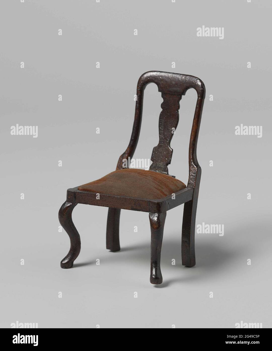 Sedia, schienale con foglia centrale a forma di vaso, sedile con velluto di  borgogna. Sedia di mogano. La parte posteriore è aperta con una foglia  centrale a forma di vaso. La sedia