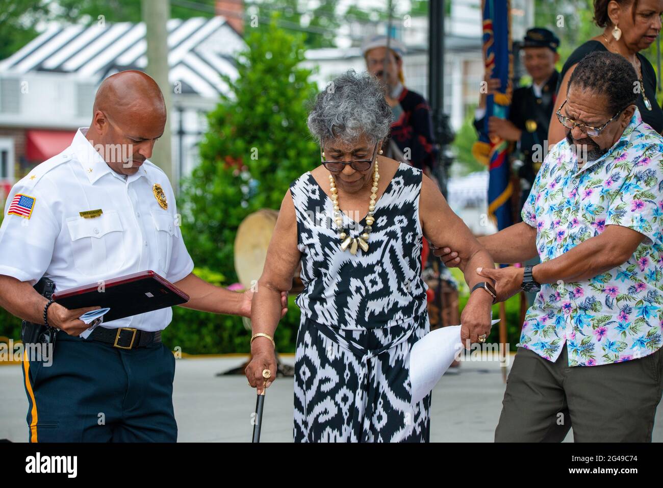 Cape May, Stati Uniti. 19 giugno 2021. La signora Carolyn Davis, la cui famiglia è stata l'ultima a vivere nella Howell House come canonica fino alla metà degli anni '80, E la signora Davis prestò parti della vasta collezione del reverendo Davis all'Harriet Tubman Museum per una serie di sue mostre, parla la folla sabato 19 giugno 2021 durante la grande celebrazione di apertura dell'Harriet Tubman al Rotary Park a Cape May, New Jersey. ( Credit: William Thomas Cain/Alamy Live News Foto Stock