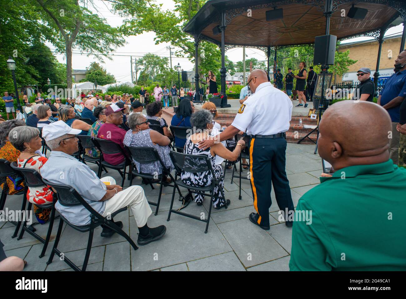 Cape May, Stati Uniti. 19 giugno 2021. La signora Carolyn Davis, la cui famiglia è stata l'ultima a vivere nella Howell House come canonica fino alla metà degli anni '80, E la signora Davis prestò parti della vasta collezione del reverendo Davis all'Harriet Tubman Museum per una serie di sue mostre, parla la folla sabato 19 giugno 2021 durante la grande celebrazione di apertura dell'Harriet Tubman al Rotary Park a Cape May, New Jersey. ( Credit: William Thomas Cain/Alamy Live News Foto Stock
