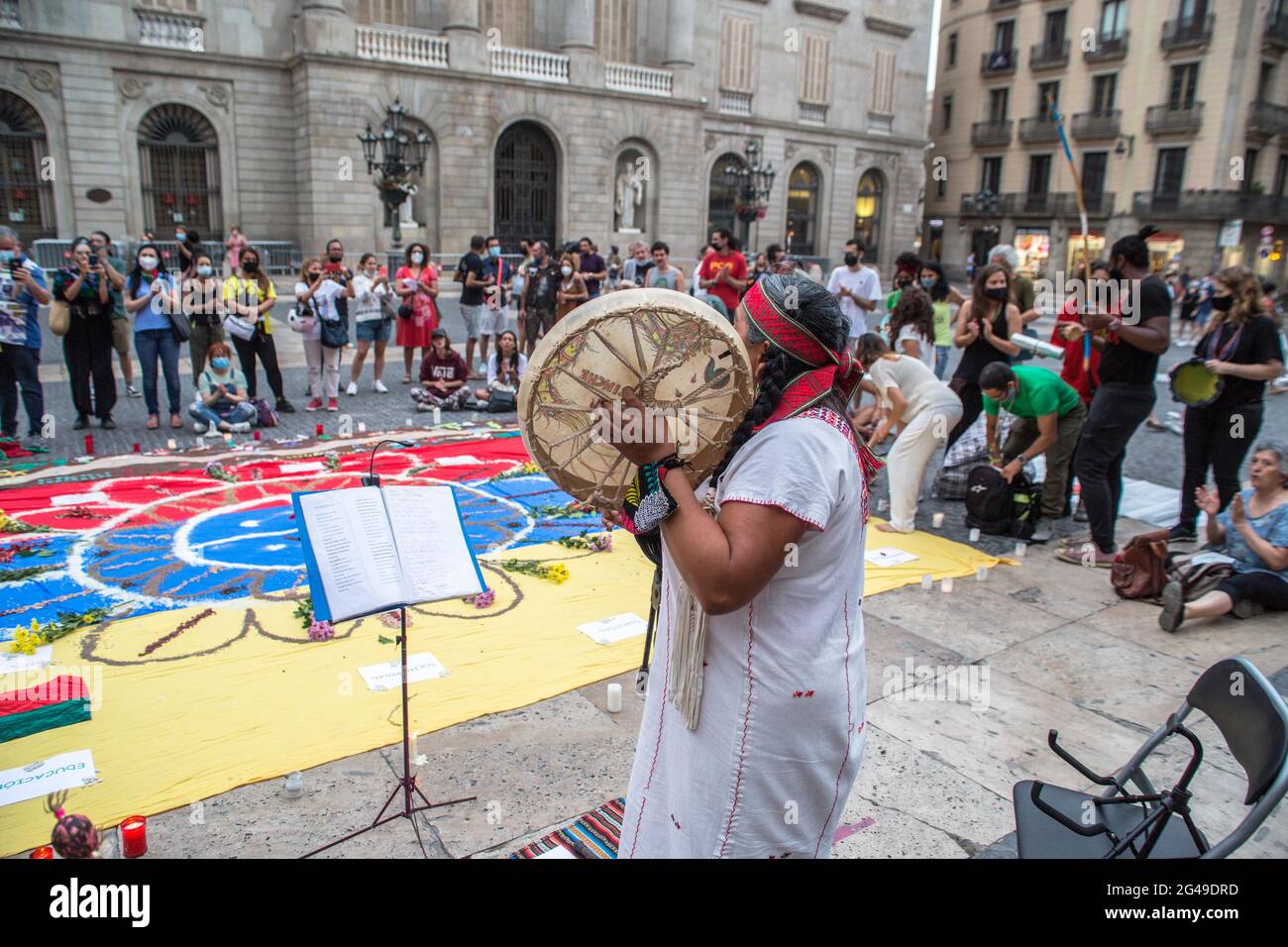 Barcellona, Spagna. 19 giugno 2021. Una donna esegue la cerimonia di purificazione maya durante la manifestazione. UN gruppo messicano che pratica rituali maya pre-ispanici ha tenuto una cerimonia di purificazione per la Colombia, di fronte al municipio di Barcellona, su invito di gruppi di colombiani di Barcellona che hanno manifestato contro il presidente colombiano, Ivan Duque Marquez, Il suo governo e a sostegno dello 'sciopero civico indefinito' e delle proteste nel paese che hanno avuto inizio il 28 aprile 2021. (Foto di Thiago Prudencio/SOPA Images/Sipa USA) Credit: Sipa USA/Alamy Live News Foto Stock