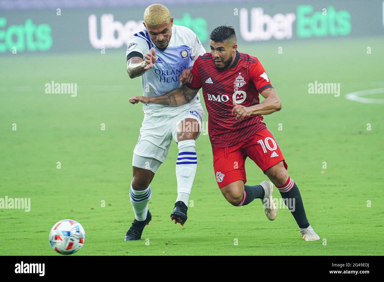 Orlando, Florida, USA, 19 giugno 2021, Il centrocampista di Orlando City SC Junior Urso n. 11 e il centrocampista del Toronto FC Alejandro Pozuelo n. 10 lottano per il pallone all'Exploria Stadium. (Photo Credit: Marty Jean-Louis) Credit: Marty Jean-Louis/Alamy Live News Foto Stock