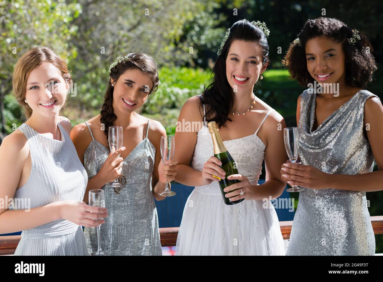 Sposa e bridesmaid con champagne Foto Stock