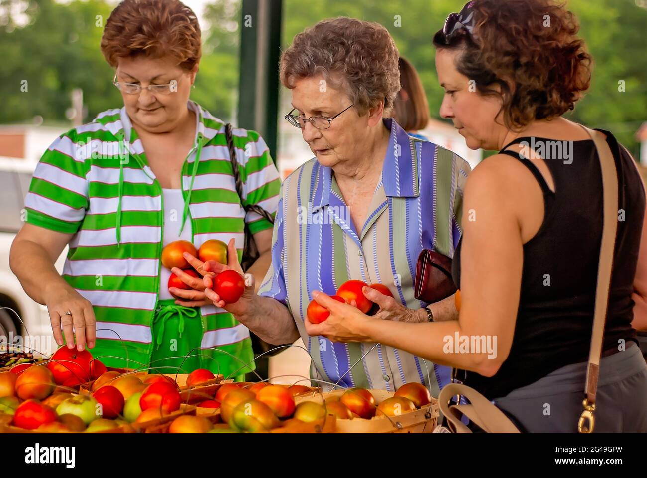 Le donne acquistano i pomodori fatti in casa al mercato agricolo di Hitching Lot, 13 giugno 2011, a Columbus, Mississippi. Foto Stock