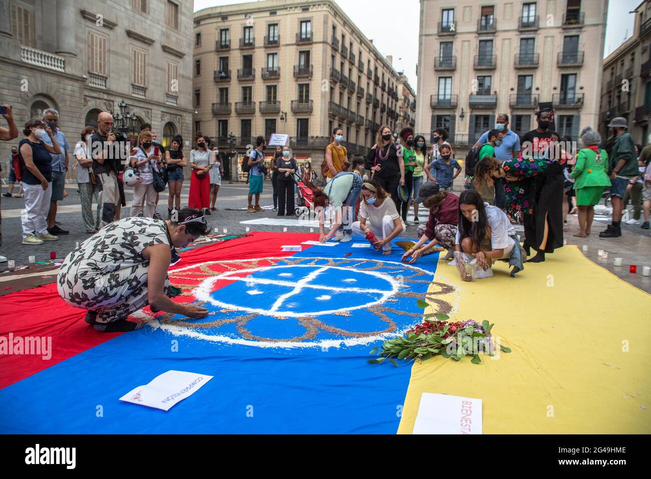 Barcellona, Spagna. 19 giugno 2021. Una donna esegue la cerimonia di purificazione maya durante la manifestazione. UN gruppo messicano che pratica rituali maya pre-ispanici ha tenuto una cerimonia di purificazione per la Colombia, di fronte al municipio di Barcellona, su invito di gruppi di colombiani di Barcellona che hanno manifestato contro il presidente colombiano, Ivan Duque Marquez, Il suo governo e a sostegno dello 'sciopero civico indefinito' e delle proteste nel paese che hanno avuto inizio il 28 aprile 2021. Credit: SOPA Images Limited/Alamy Live News Foto Stock