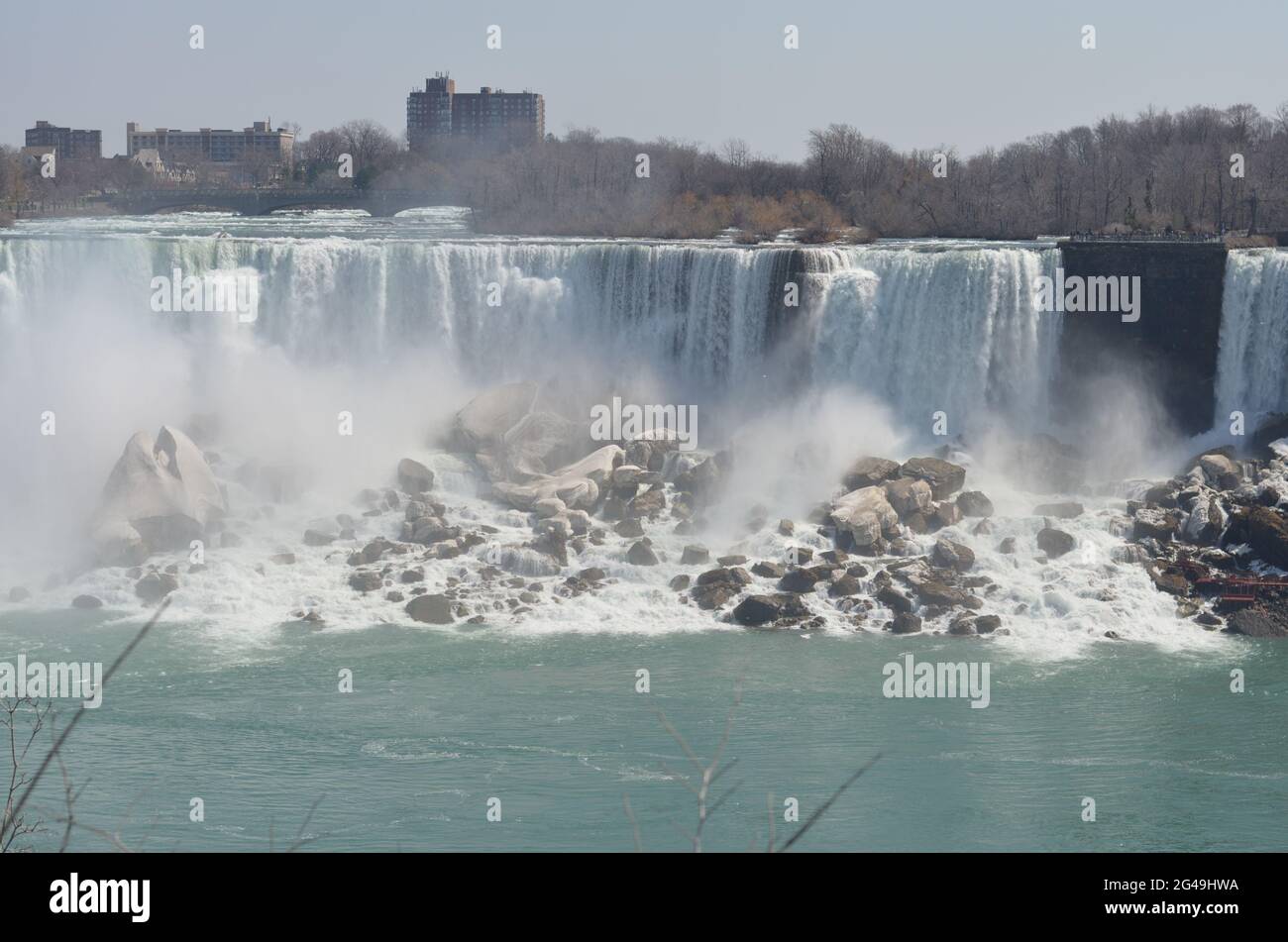 Le cascate canadesi "Horseshoe" si trovano in Canada e le cascate American Falls e Bridal Veil Falls si trovano negli Stati Uniti. Il fiume Niagara segna l'internazionale Foto Stock