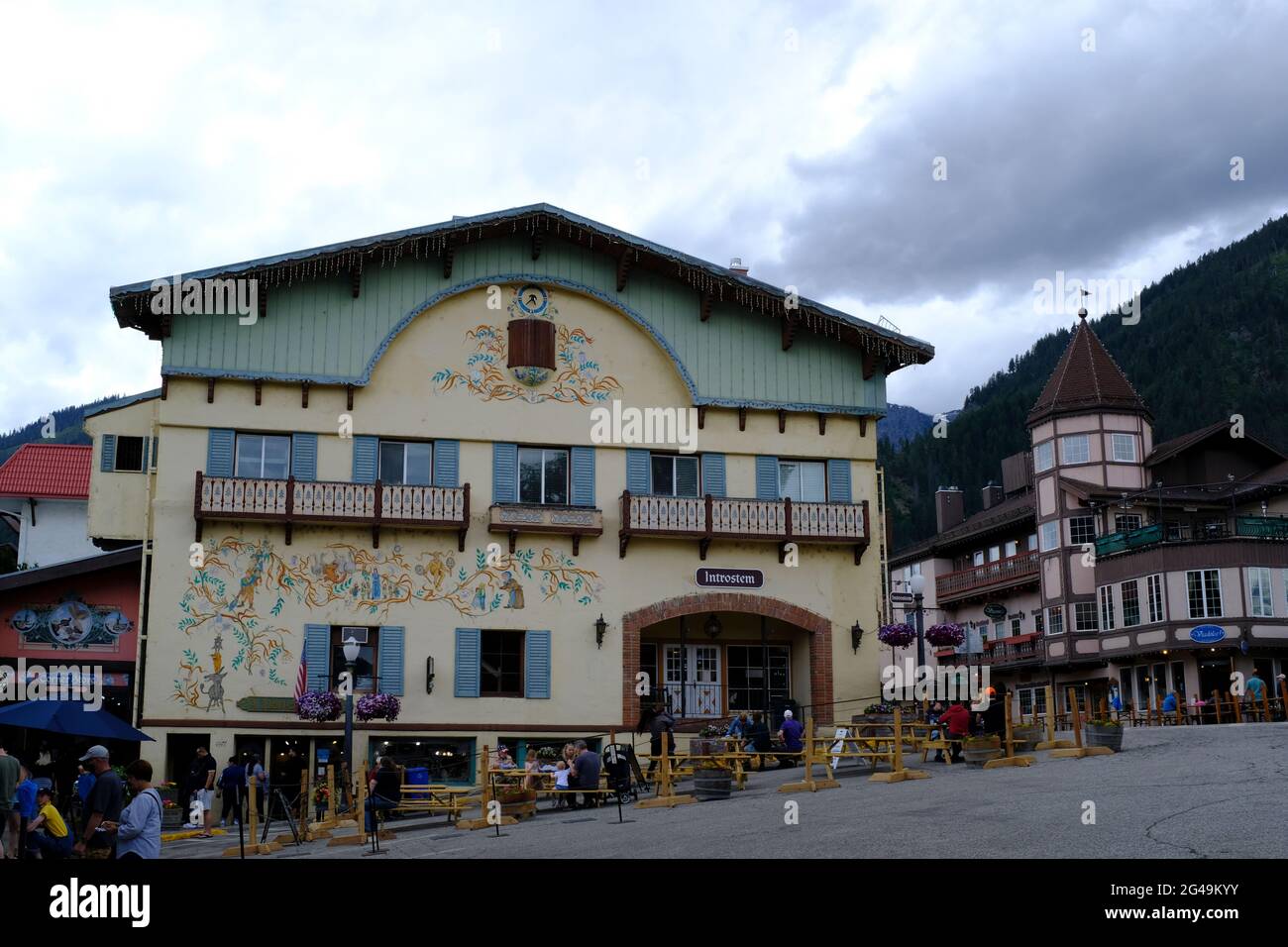 Scena a Leavenworth, Washington, una città costruita nello stile di un villaggio bavarese Foto Stock