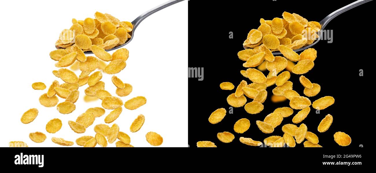 Fiocchi di mais con cucchiaio isolato su fondo bianco e nero Foto Stock