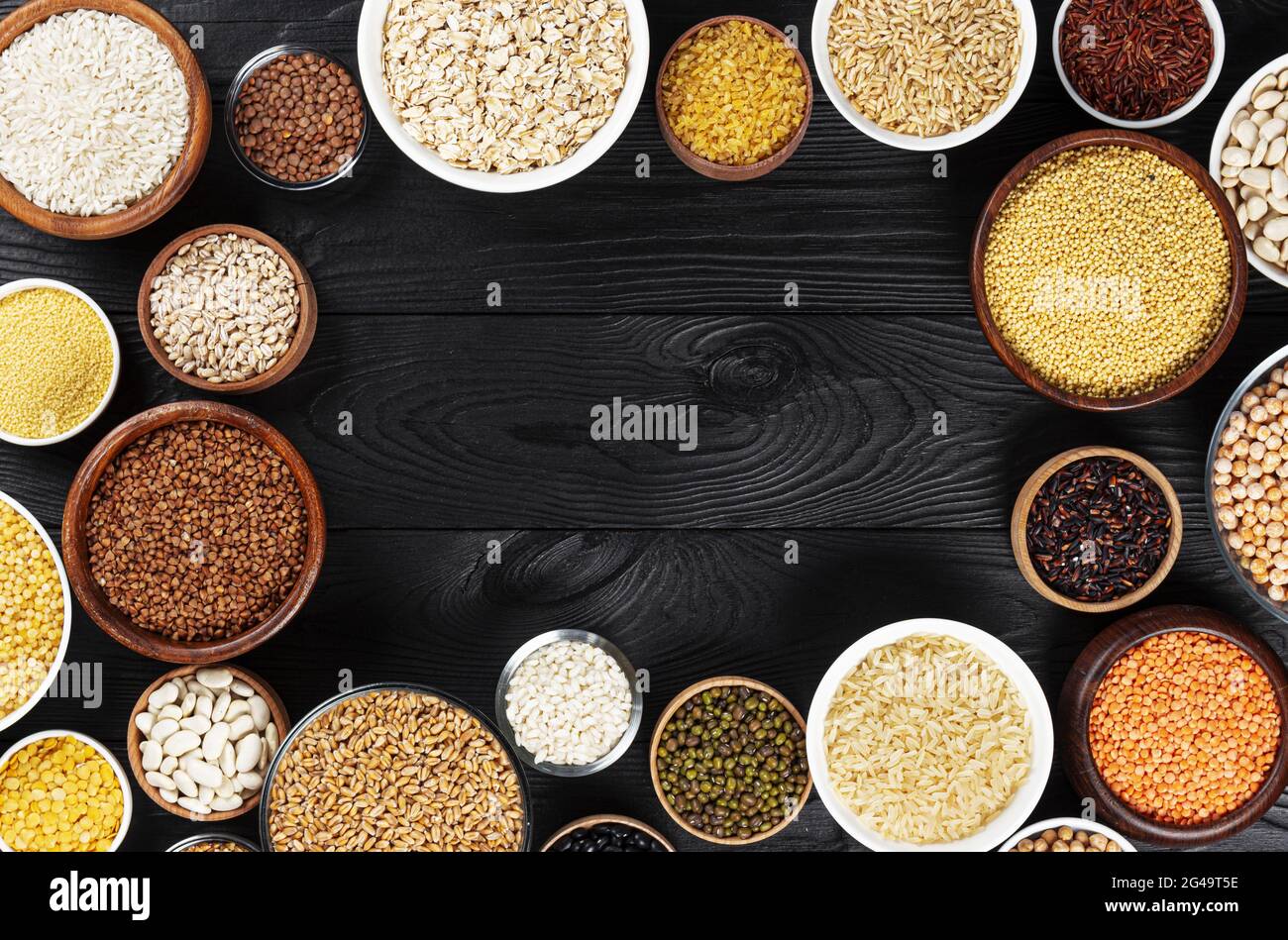 Cereali, cereali, semi e fagioli diversi, vista dall'alto con spazio per la copia Foto Stock