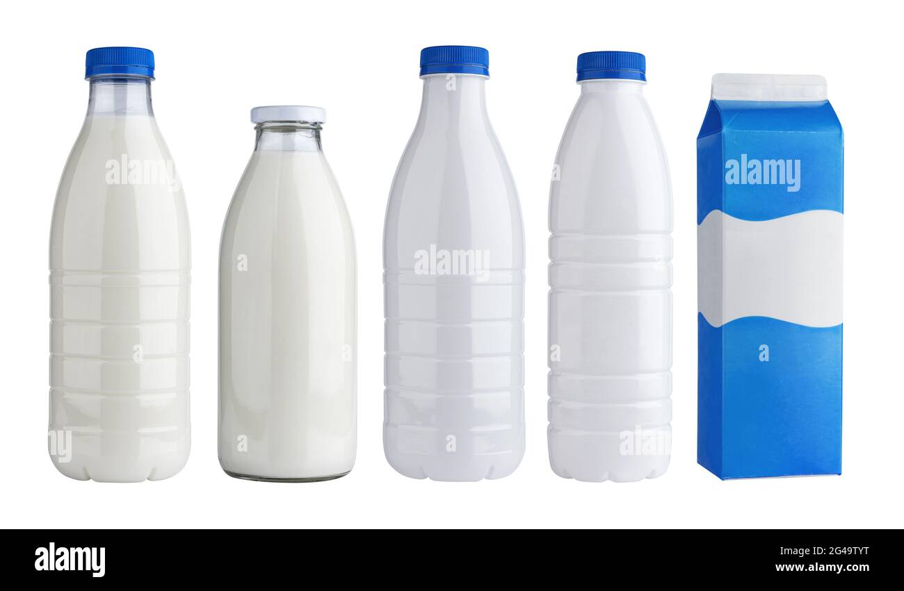 Confezionamento per prodotti lattiero-caseari, bottiglie in plastica e vetro per latte isolato su fondo bianco Foto Stock