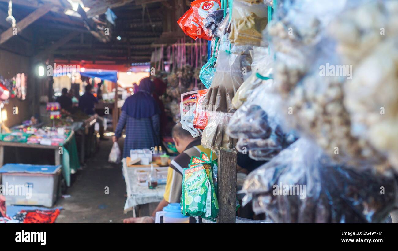 Venditori di spezie da cucina nei mercati tradizionali: Dumai, Indonesia - 19 giugno 2021. Foto Stock