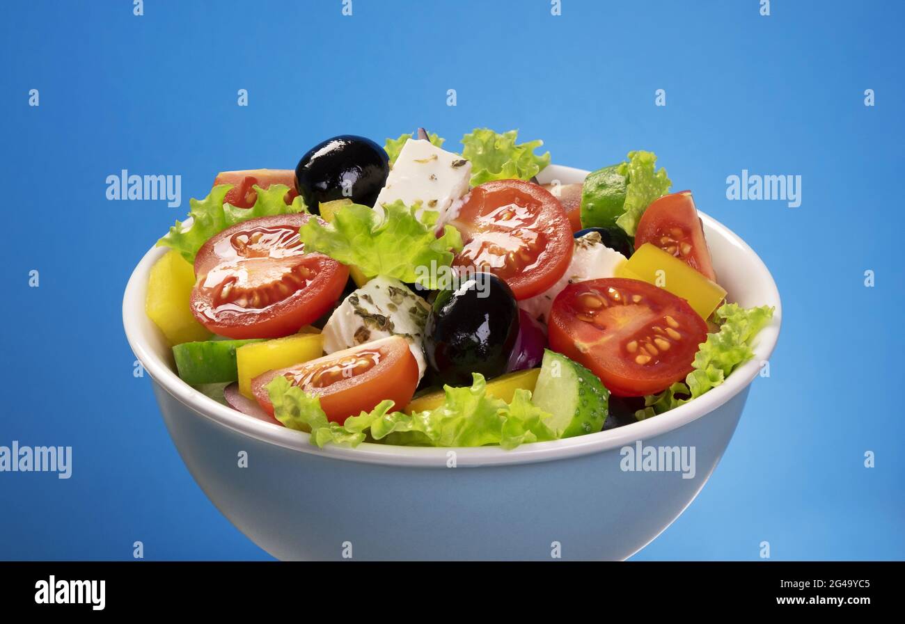 Insalata di verdure fresche, insalata greca di cucina mediterranea Foto Stock