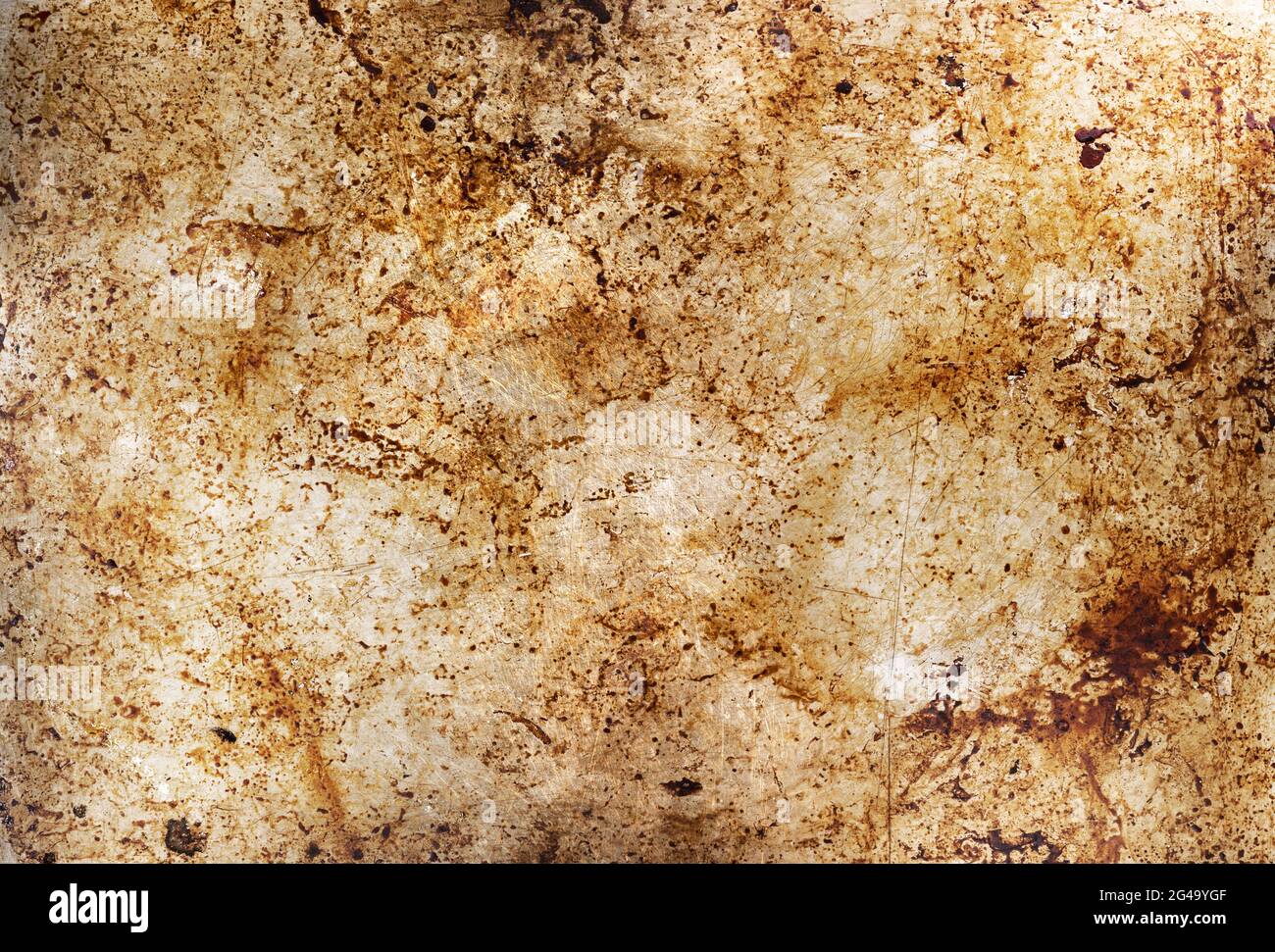 Sfondo metallico con macchie di olio, vassoio da forno sporco Foto Stock