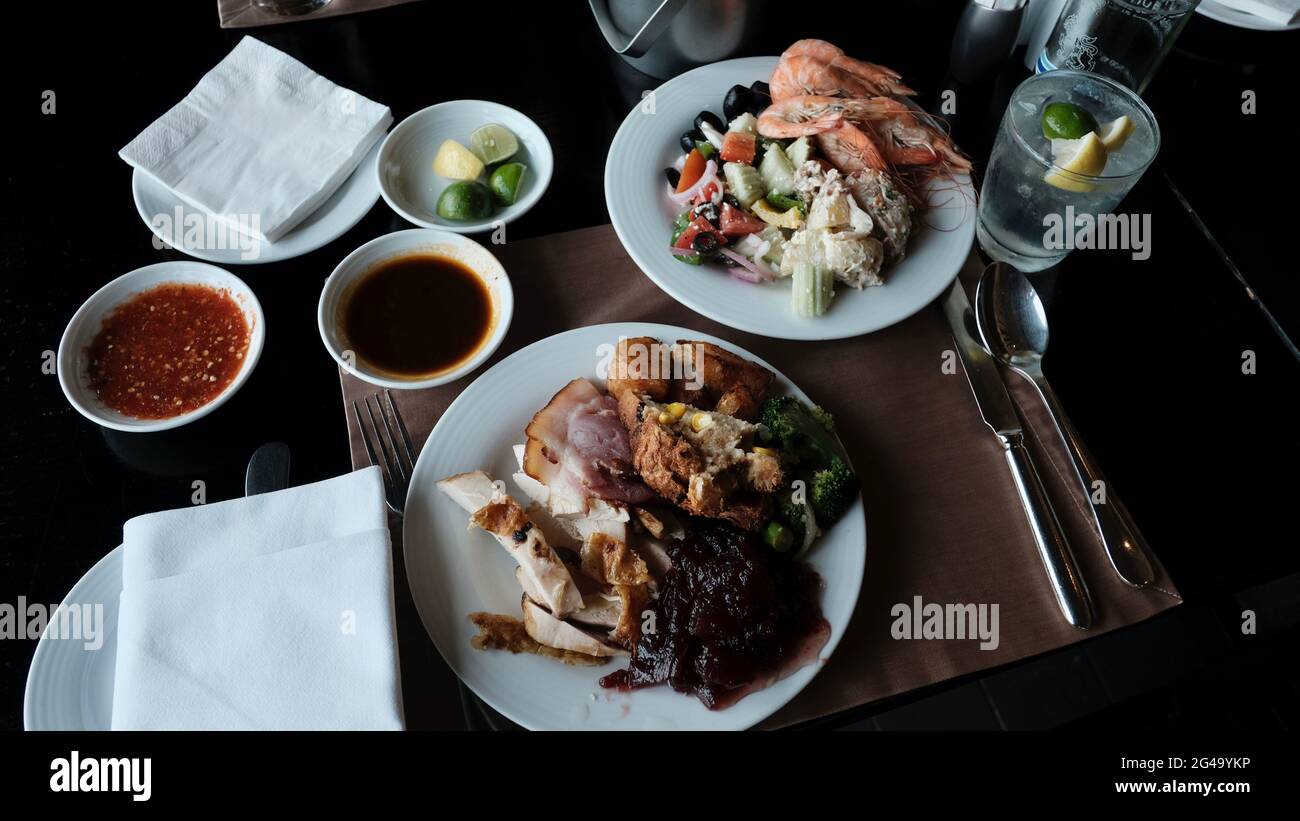 Pranzo a buffet a cinque Stelle Smorgasbord cibo sul tavolo a Pattaya Thailandia tutto quello che si può mangiare pelo sul cibo sul piatto Foto Stock