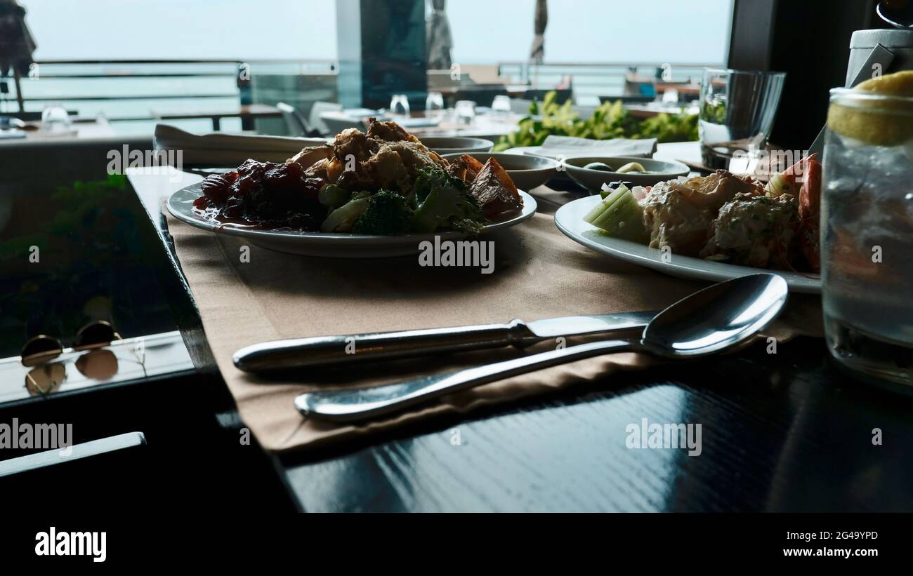 Pranzo a buffet a cinque Stelle Smorgasbord cibo sul tavolo a Pattaya Thailandia tutto quello che si può mangiare pelo sul cibo sul piatto Foto Stock