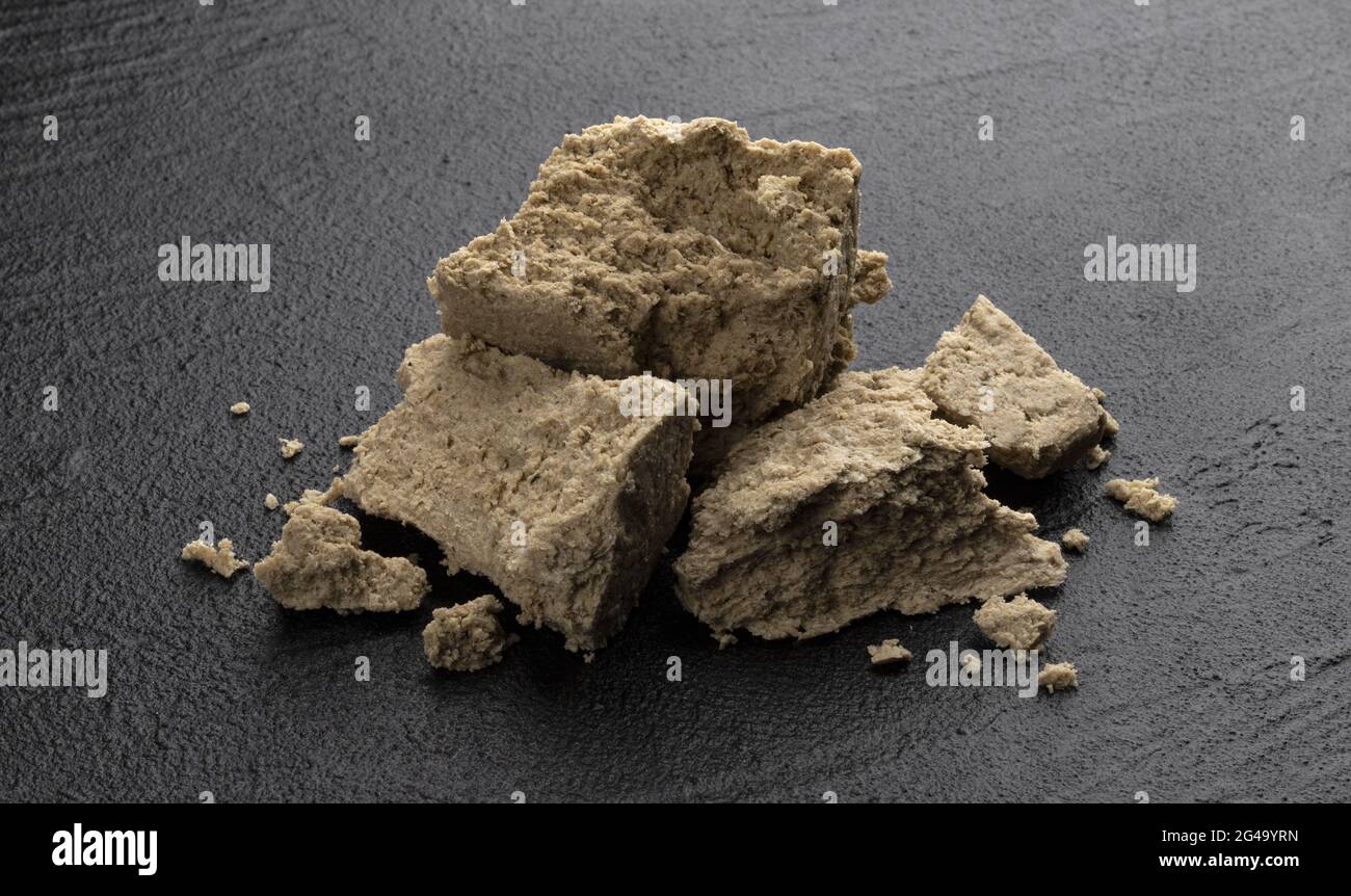 Pezzi di halva di girasole su sfondo nero Foto Stock