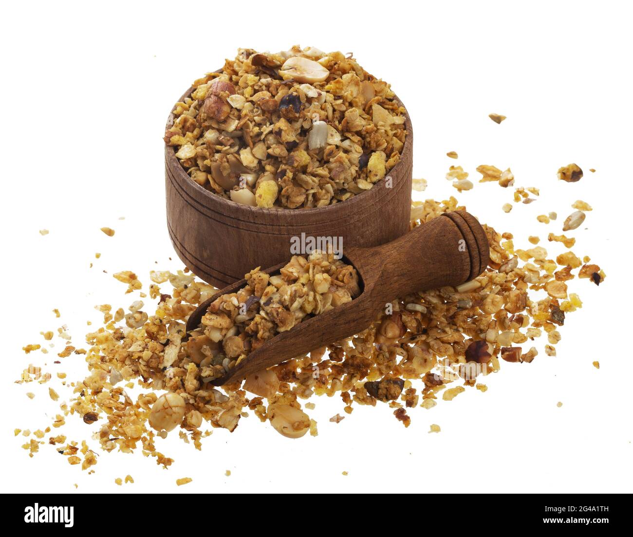 Granola croccante in ciotola di legno isolata su fondo bianco Foto Stock