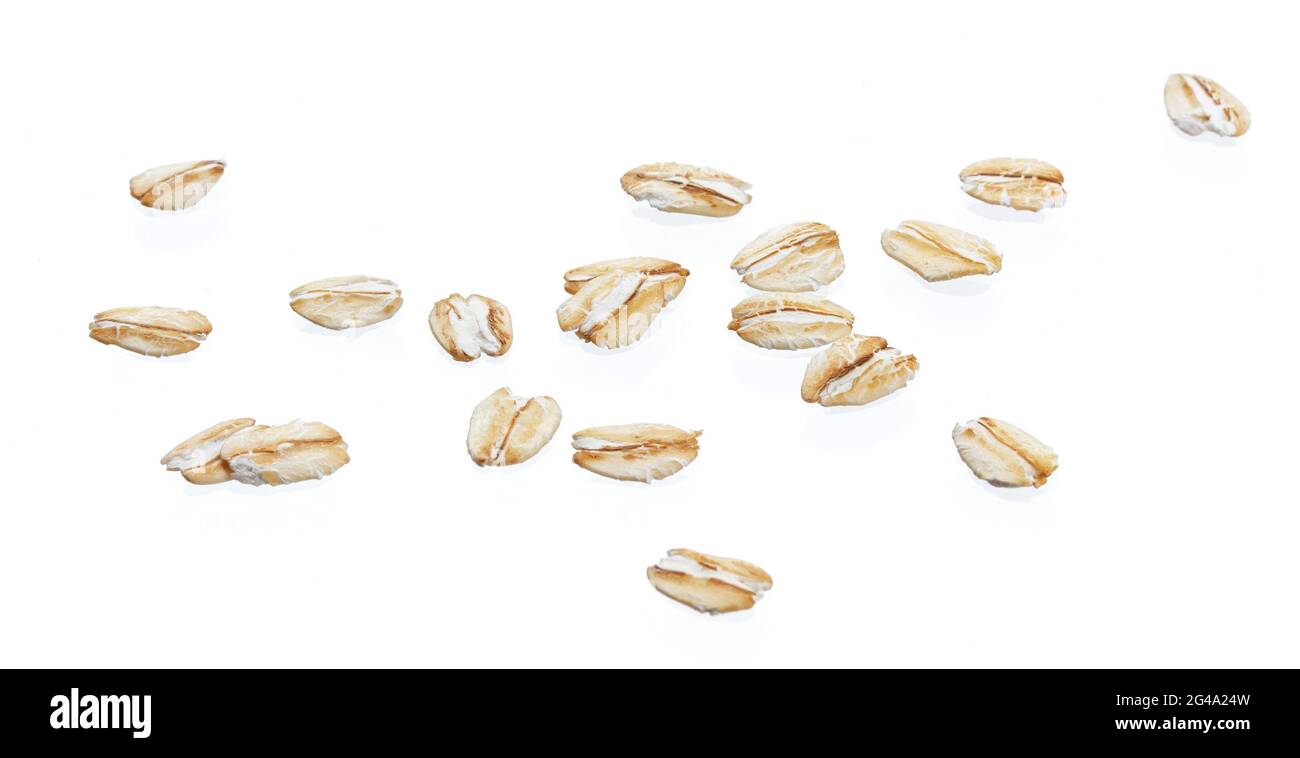 Fiocchi di avena isolati su sfondo bianco. Close up. Foto Stock
