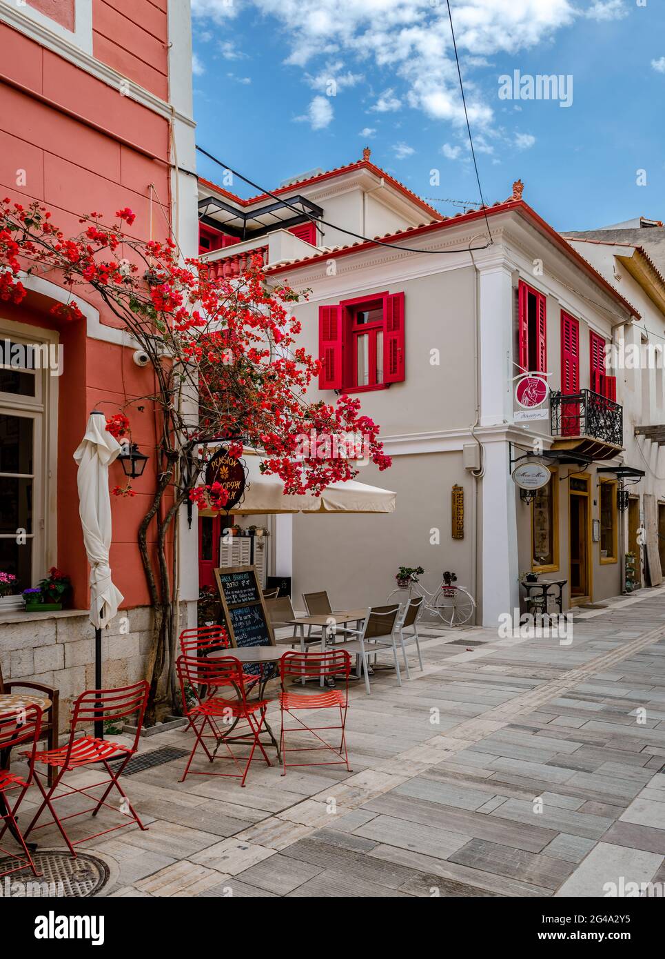 Splendidi edifici tradizionali nel centro storico. Nafplio (o Nauplion) è una città storica, essendo la prima capitale del moderno stato greco. Foto Stock