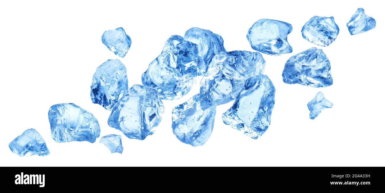 Caduta di pezzi di ghiaccio, il mucchio di ghiaccio tritato isolato su sfondo bianco Foto Stock
